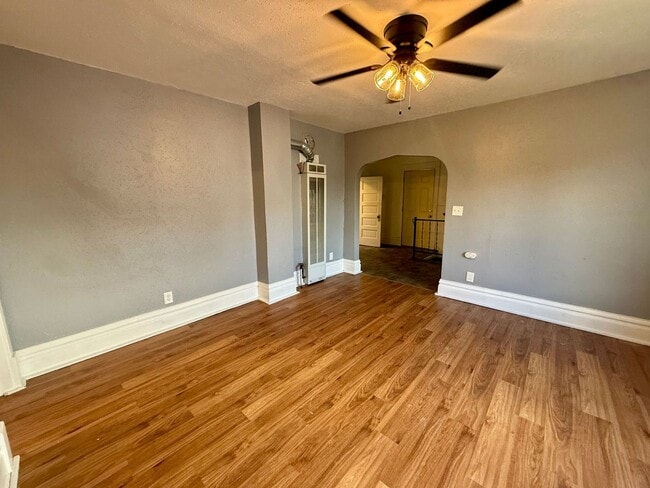 Building Photo - 915 S 3rd Ave