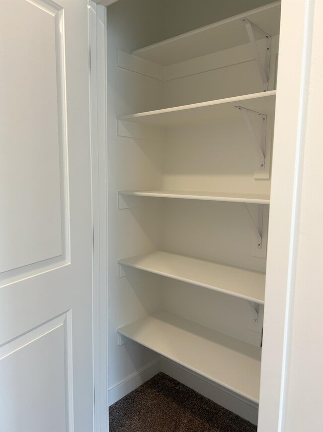 Building Photo - 613 N Pear Dr