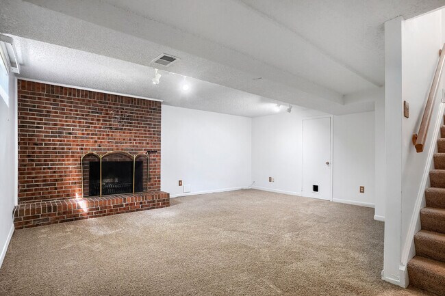 Building Photo - 14711 W Ellsworth Ave