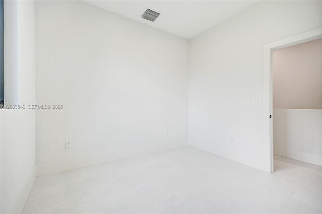 Building Photo - 119 NE 118th St