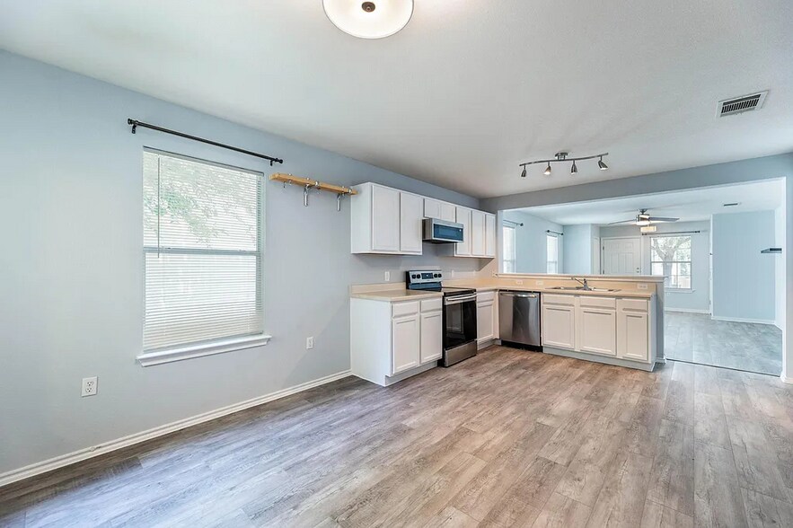 kitchen - 8719 Davis Oaks Trl