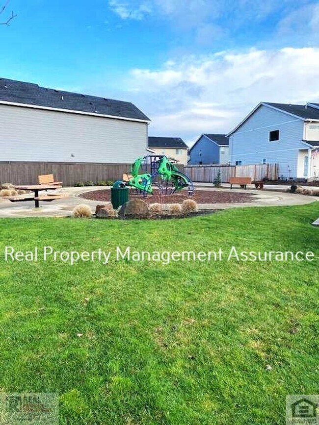 Building Photo - Modern 3 Bedroom Duplex With Garage!!