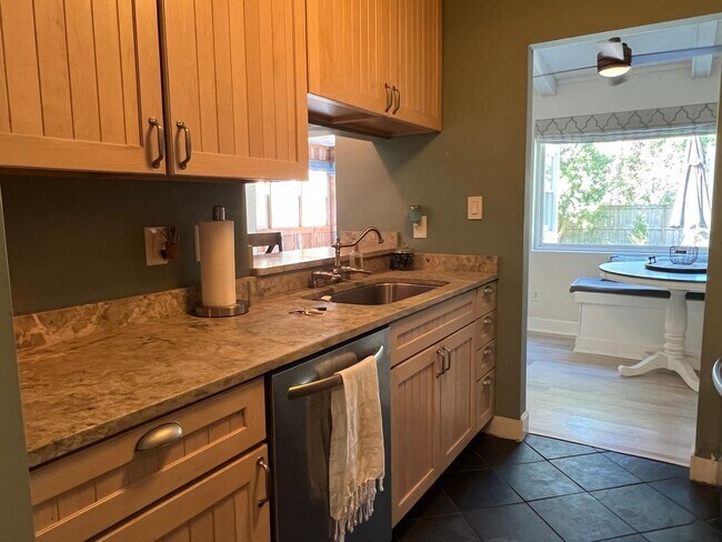 Building Photo - Updated Old Woodlands Plantation Home with Fenced Yard