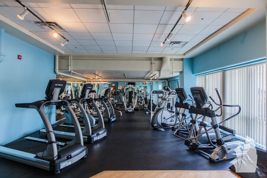 Building Photo - 933 W Van Buren St