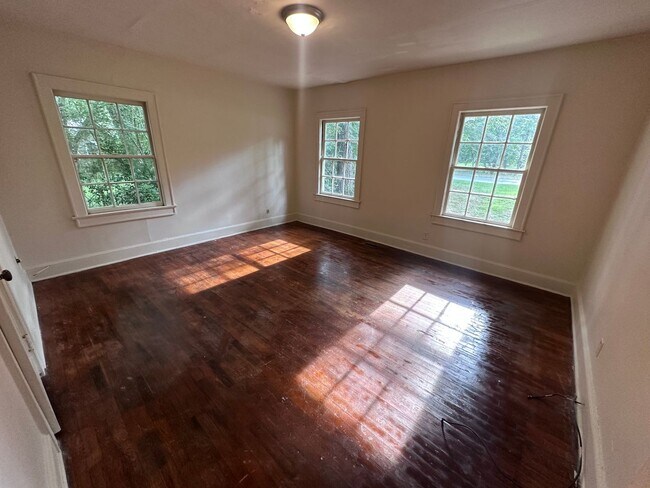 Building Photo - 2 Bedrooms, 1 Bathroom - House in West Rome!