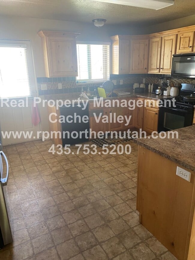 Building Photo - Adorable 5 Bedroom House Available in June!