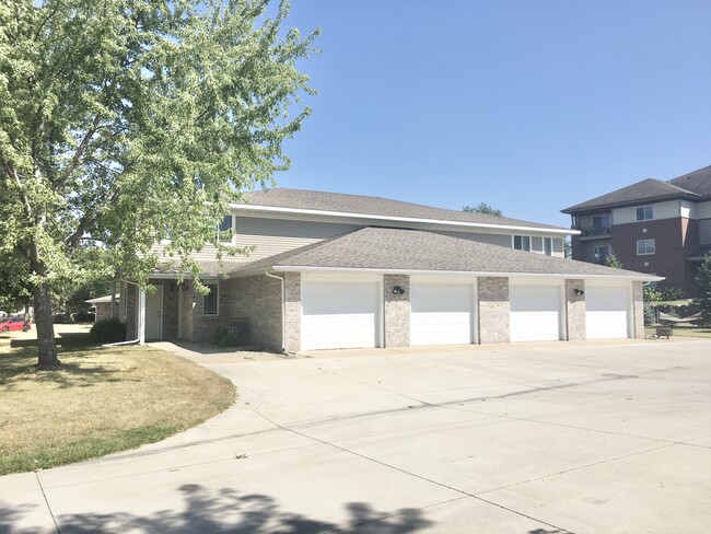 Building Photo - 261-267 Meadowside Dr