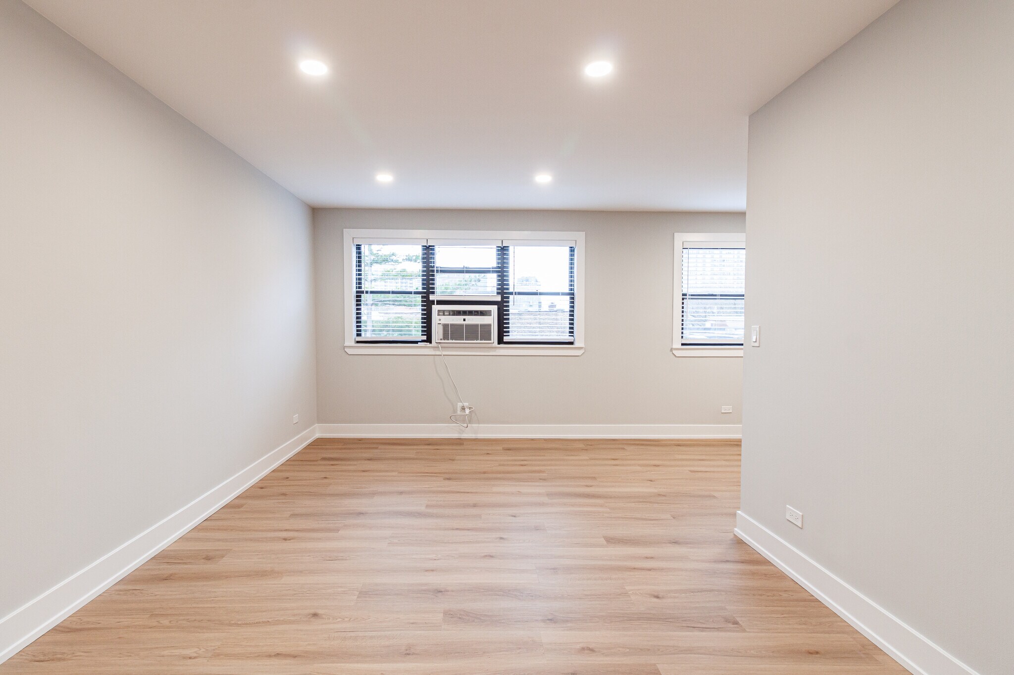 Building Photo - 531 W Aldine Ave