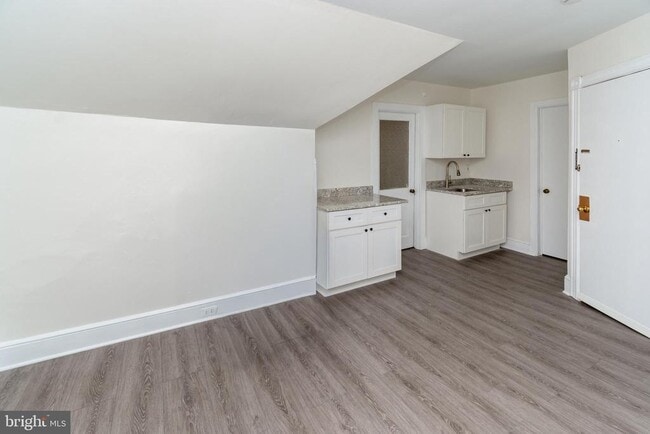 Building Photo - 24 Bank St