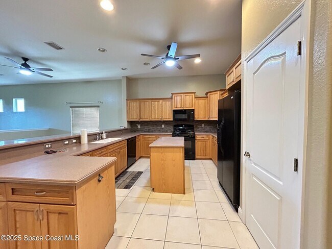 Building Photo - 1215 Clubhouse Dr