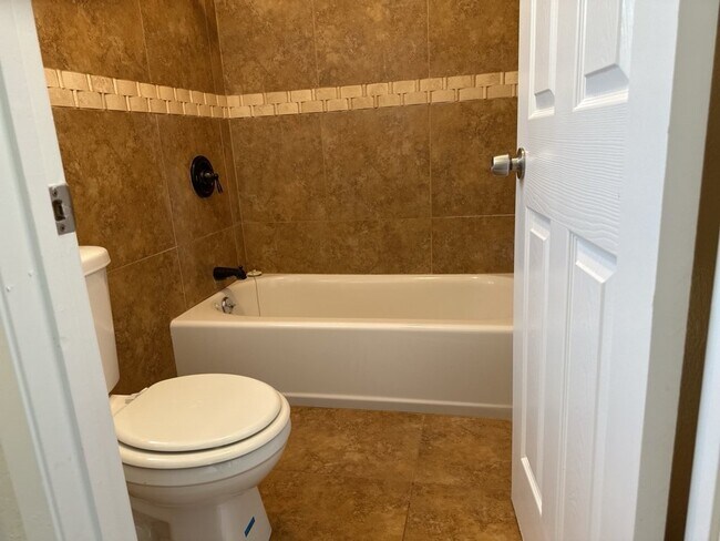 Building Photo - Stunning 5 Bedroom Rental Home with 2 Full...