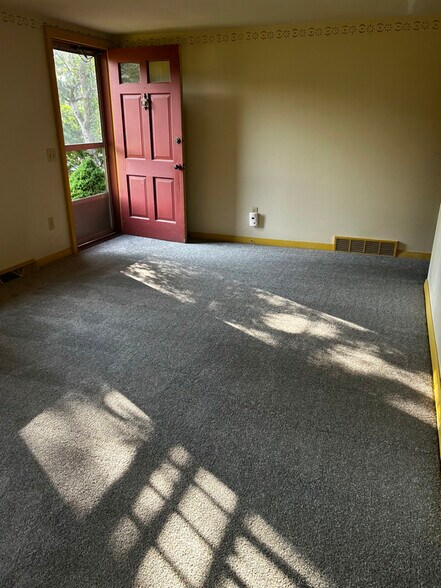 Building Photo - 49 Lakeview Dr