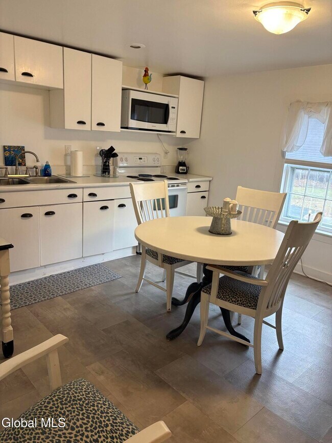 Building Photo - 20 Elm St