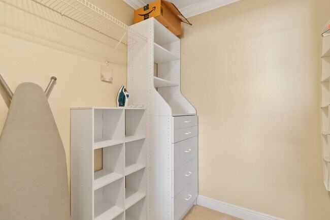 Building Photo - Beautiful furnished 2/2 condo with stunning water view available May 2026 for a short-term stay