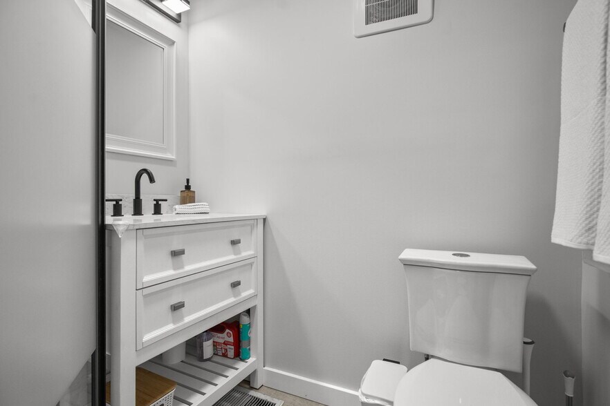 Building Photo - 149 E Main St