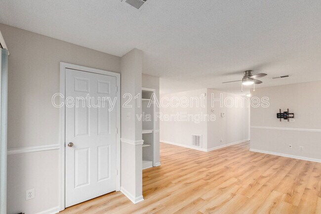 Building Photo - 12113 Greenway Ct