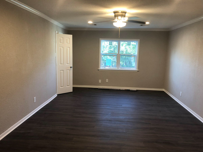 Living area without furniture display - 1822 Avenue M 1/2