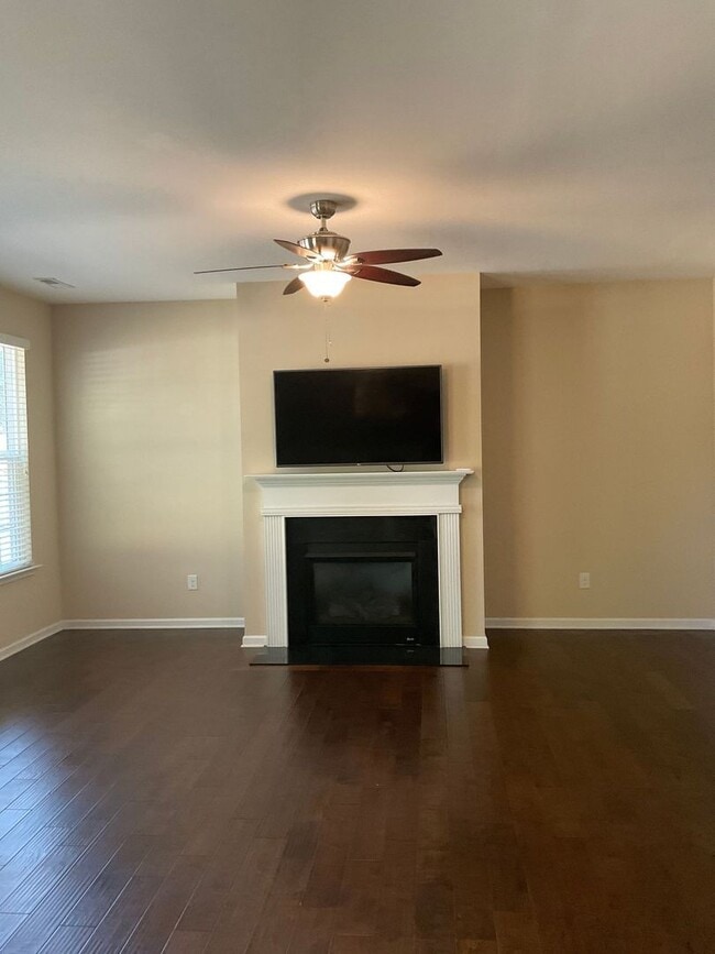 Building Photo - Immaculate 3-Bedroom Home with Loft, Two-C...