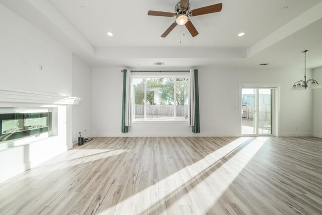 Building Photo - Modern 3-Bed / 2-Bath Home in Redding- Dog...