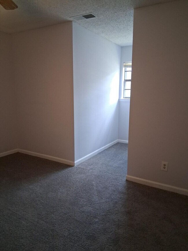 Building Photo - Alabaster