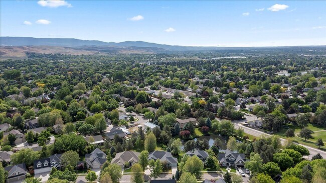 Building Photo - 3 Bedroom 3 Bathroom Home in Desirable Eag...