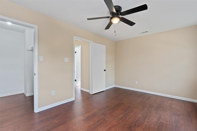 Building Photo - 6915 Woodhue Dr