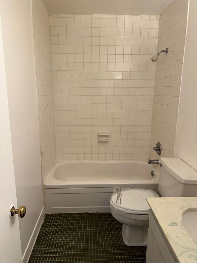 Building Photo - 2 Bedroom/ 2 1/2 Bath Condo In Georgetown