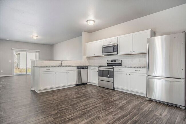 Building Photo - 15901 Cedar Dr