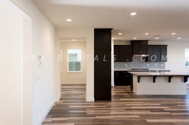 Building Photo - Ellis Neighborhood  | Spacious Single-Stor...