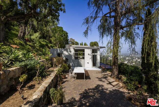 Building Photo - 631 Cross Ave