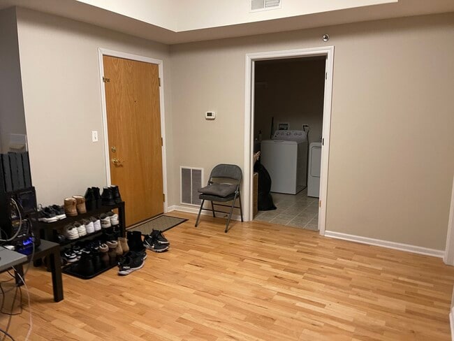 Building Photo - 6400 N Northwest Hwy