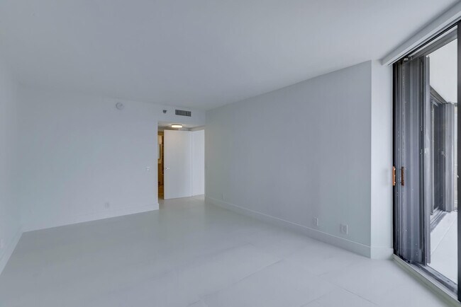 Building Photo - 3640 Yacht Club Dr