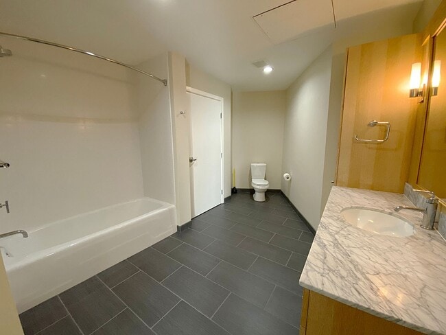Building Photo - Fantastic 11th Floor Westerly Condo with C...