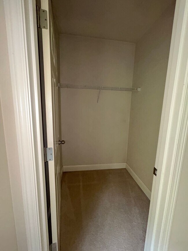 Building Photo - 2B, 2BA upstairs condo in SW Renton with g...