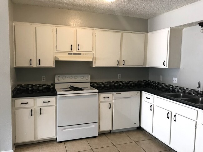 Building Photo - 3511 N Nesbitt Ave