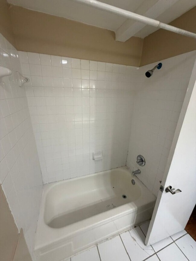 Building Photo - Beautiful Southern Hills 3 Bedroom Home