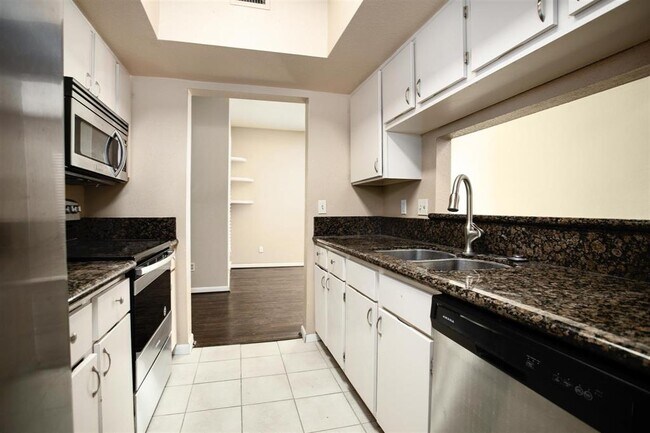 Building Photo - 1300 Augusta Dr