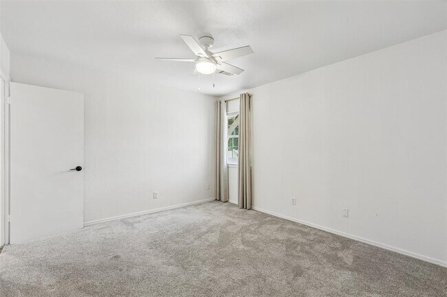 Building Photo - 11819 Red Oak Way