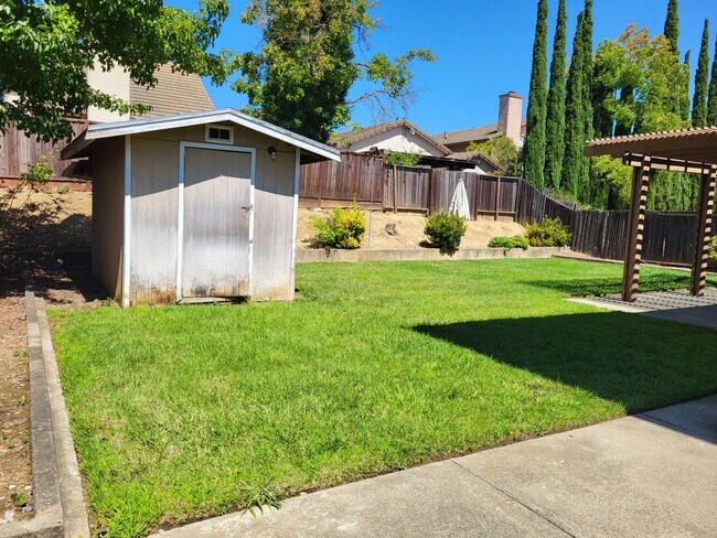 Building Photo - 125 Serpentine Dr