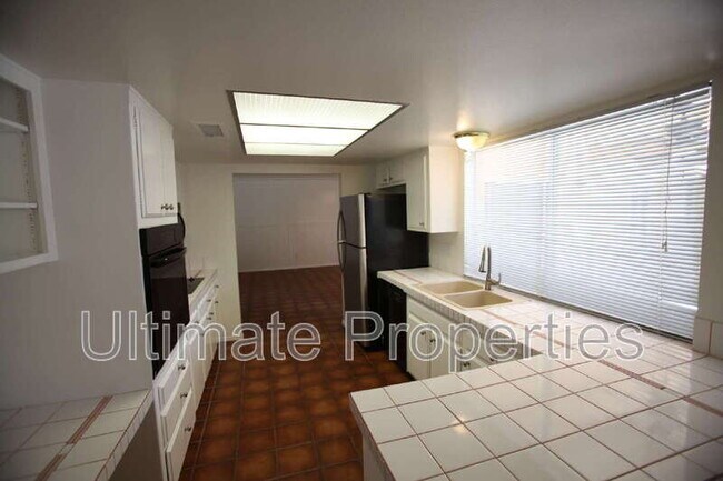 Building Photo - 8702 E Sells Dr