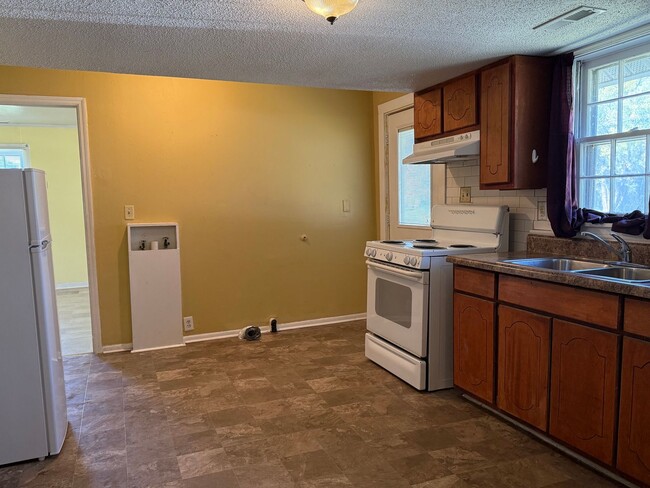 Building Photo - AMAZING LOCATION, Ranch Home Downtown Smit...