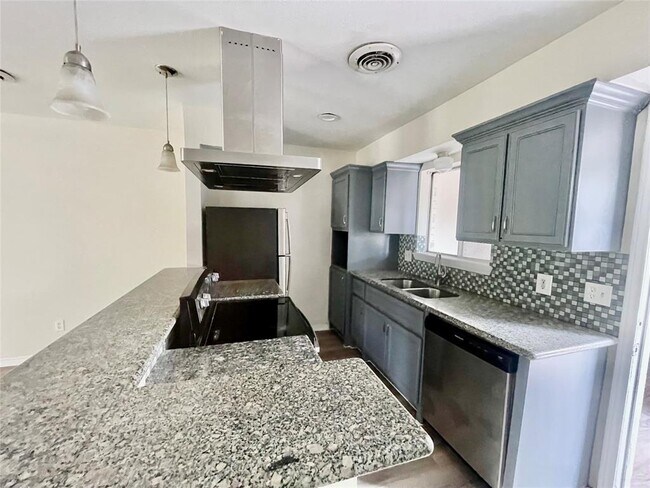 Building Photo - 9775 Pine Lake Dr
