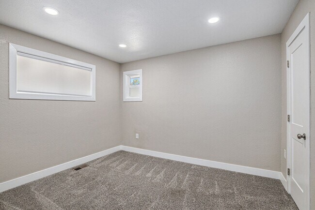 Building Photo - Hale neighborhood duplex w/large patio for...