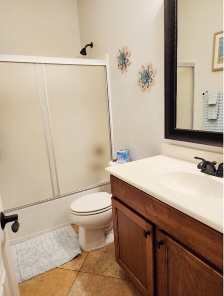Full bathroom for guests - 280 E Indigo Dr