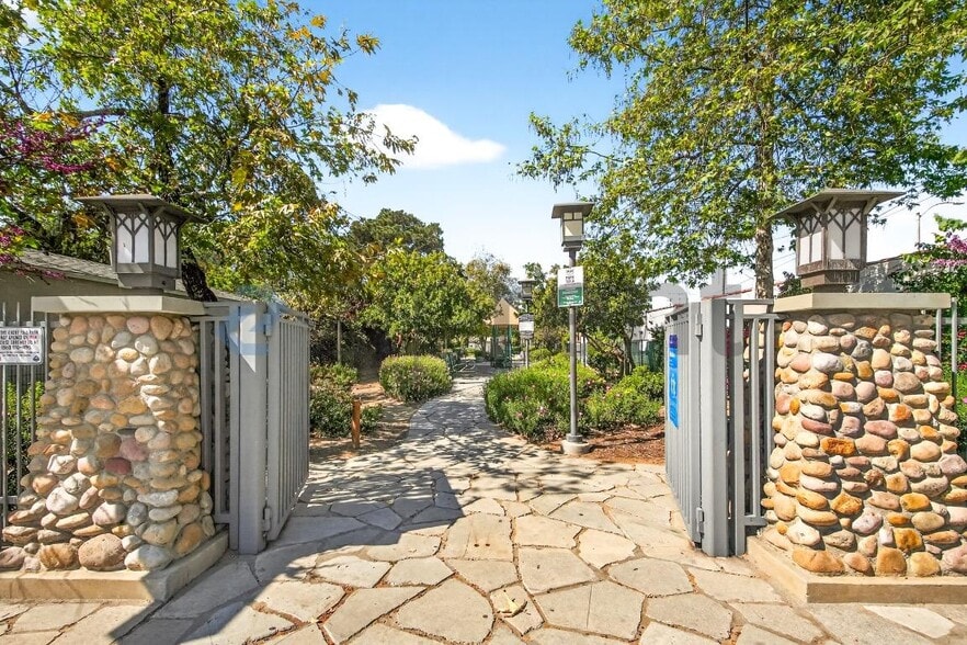 Building Photo - 854 Orange Ave