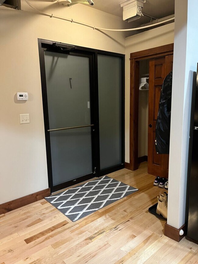 Building Photo - Elegant All Inclusive Fully Furnished Studio On Top Floor