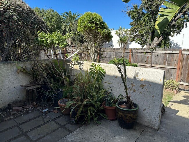 Building Photo - 213-223 Los Aguajes Ave