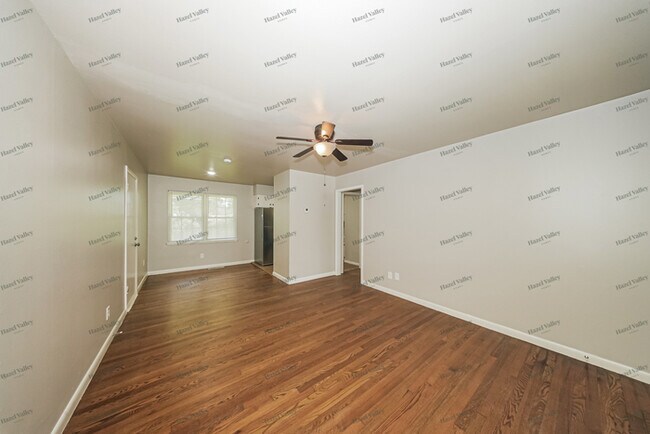 Building Photo - 705 Stahl Dr