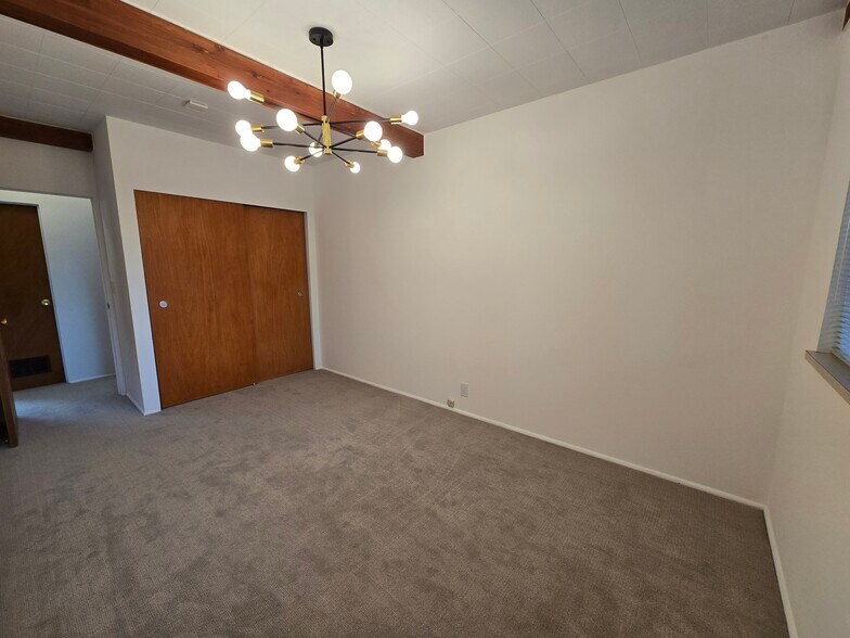 Building Photo - 465 Winslow Way E