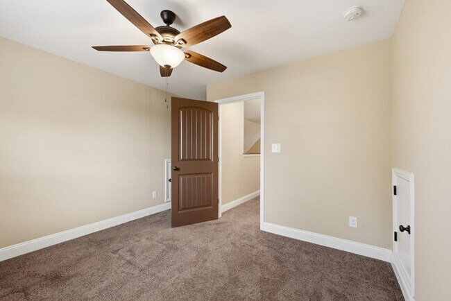 Building Photo - 206 Leland Ln